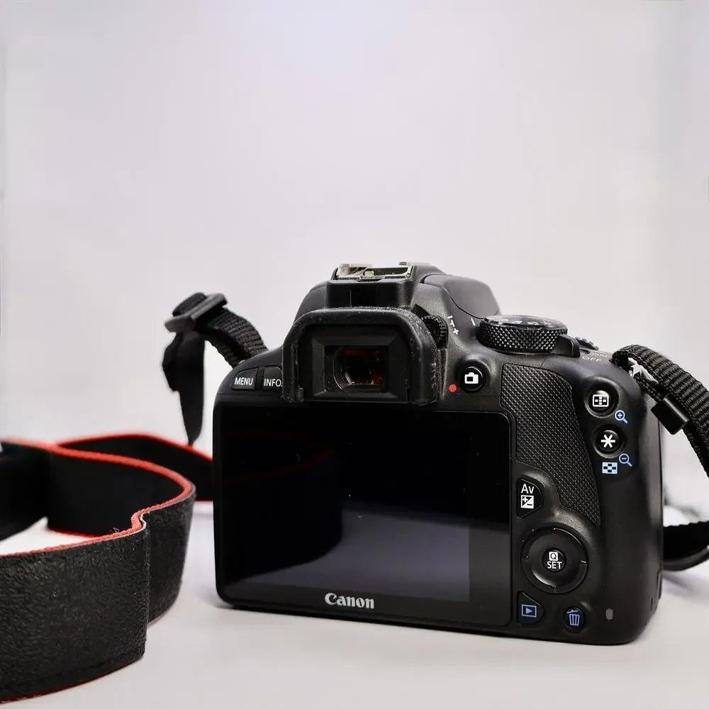 Canon DSLR SL1 Camera with 3 Lenses, Batteries and Bags - Excellent!